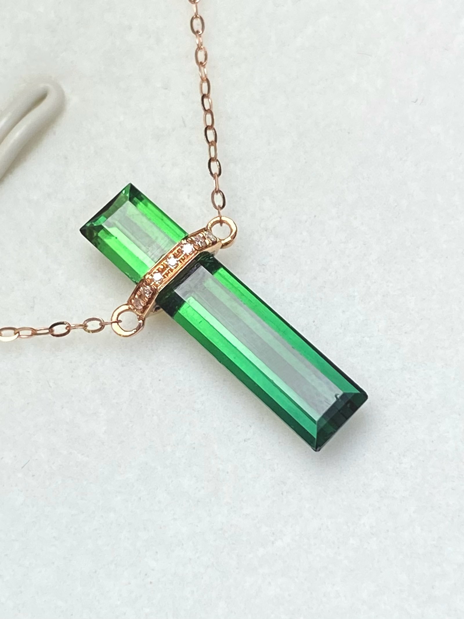 14k Gold 2.21 Ct Natural Tourmaline & Diamond Necklace: Ref:231034298 // gold content:14k gold // main gemstone:tourmaline // shape:rectangle // carat weight:2. 21ct // color:green // treatment:natural // // adjacent gemstone 2 : diamond // number of
