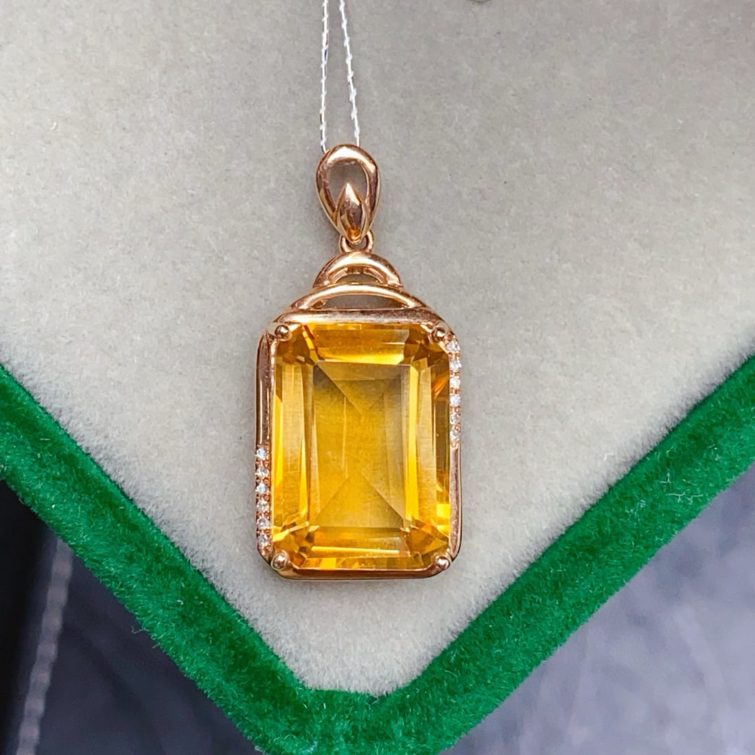 14k Gold 6.88 Ctw Natural Citrine & Diamond Pendant( Without Chain ): Ref:231034349 // gold content:14k gold // main gemstone:citrine // shape:octagonal // carat weight:6. 85ct // color:yellow // treatment:natural // // adjacent gemstone 2 : diamond // number of