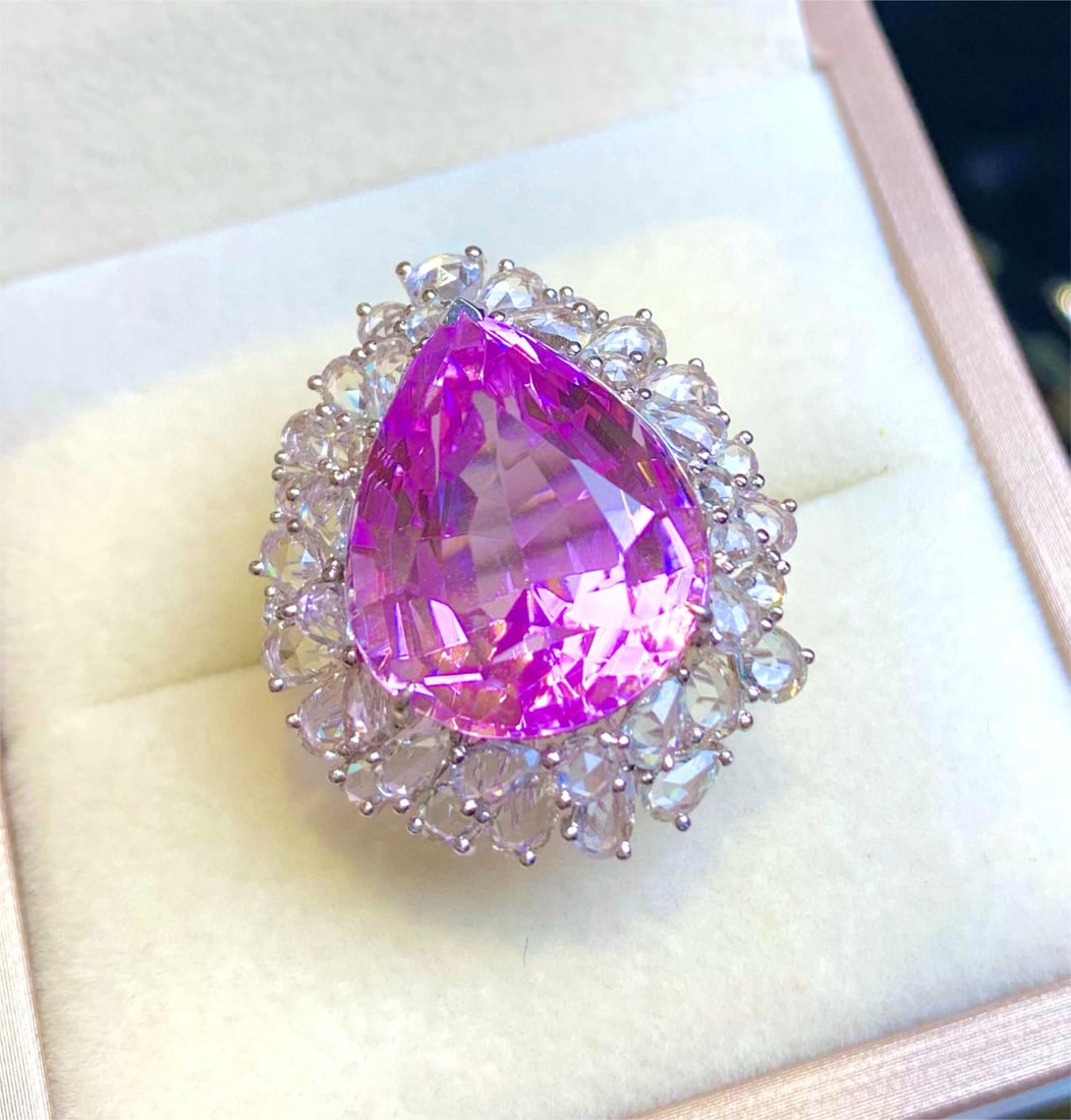 14k Gold 22.8 Ct Natural Kunzite & Sapphire Ring: Ref:231034381 // gold content:14k gold // ring size:7. 25us // // main gemstone:kunzite // shape:pear // carat weight:22. 8ct // color:purple // treatment:natural // // adjacent gemstone 2 : sapphire