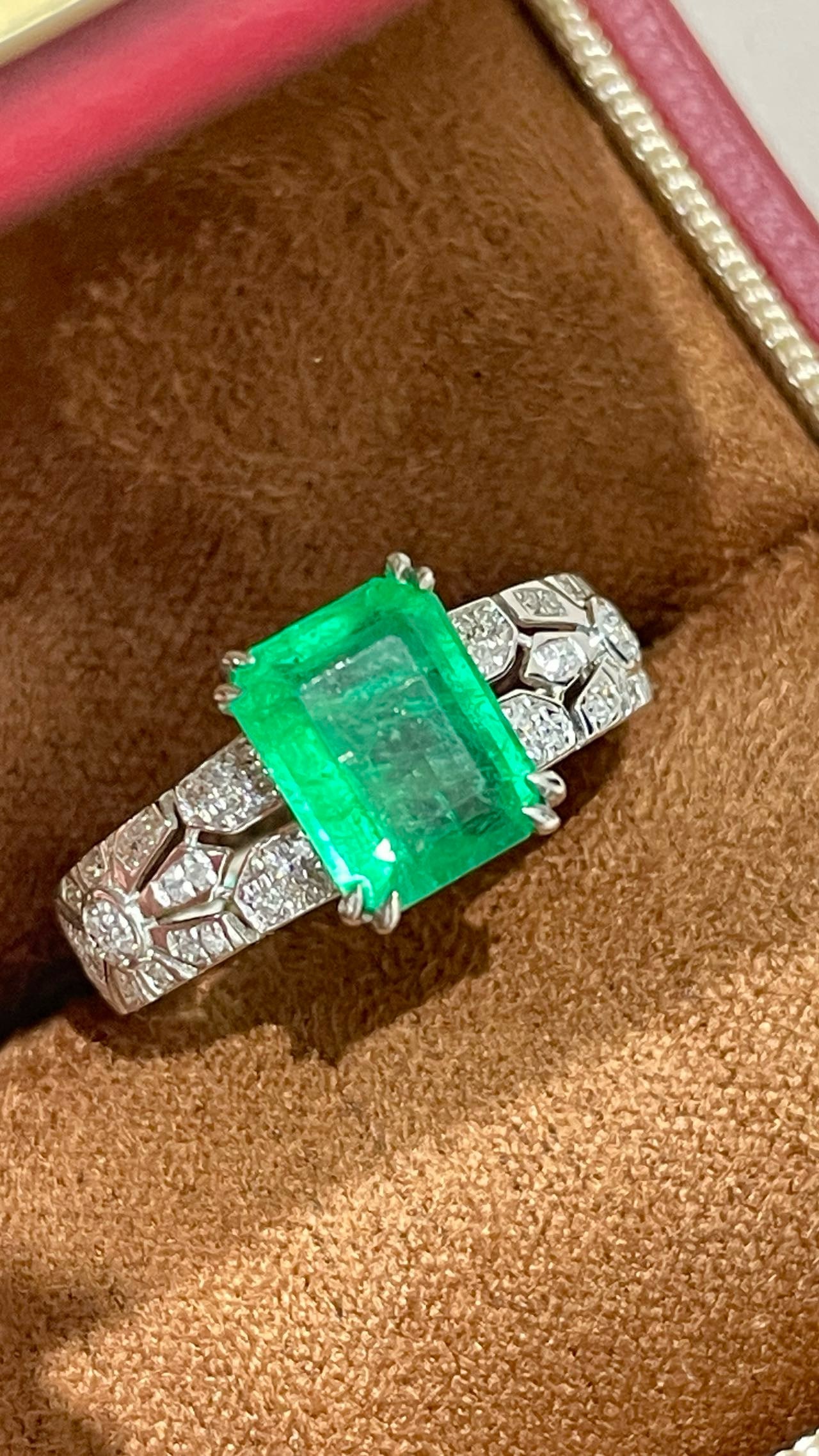 14k Gold 2 Ct Natural Emerald & Diamond Ring: Ref:231034382 // gold content:14k gold // ring size:7. 25us // // main gemstone:emerald // shape:octagonal // carat weight:2ct // color:green // treatment:natural // // adjacent gemstone 2 : diamond /