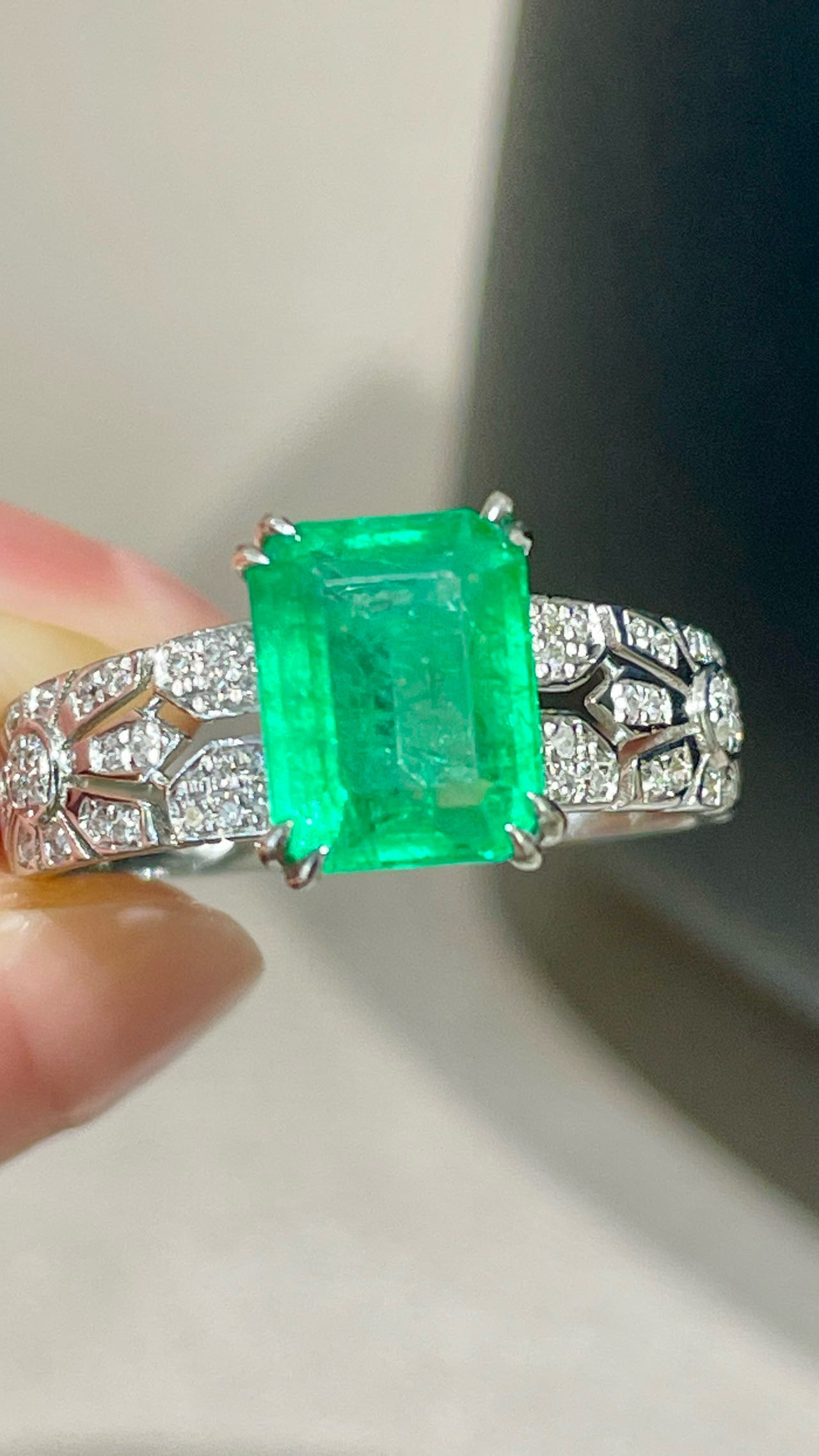 14k Gold 2 Ct Natural Emerald & Diamond Ring - 4