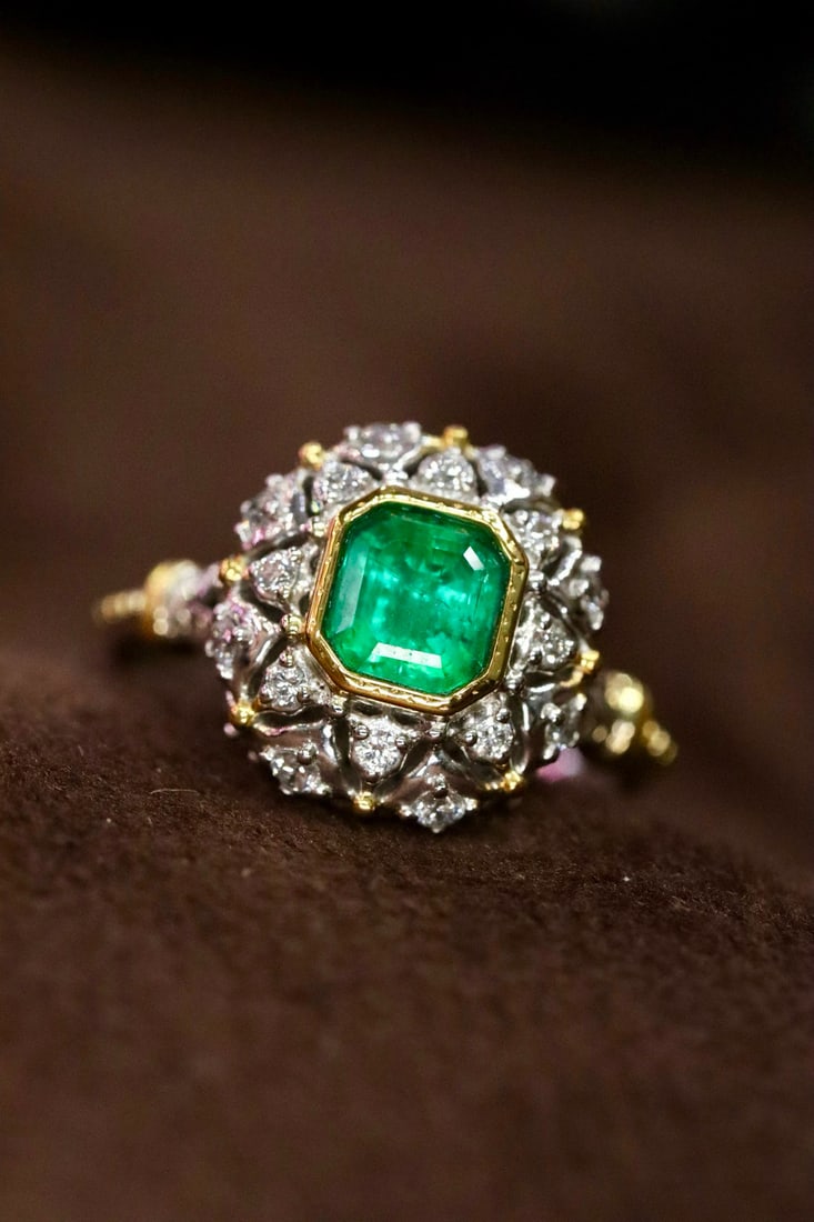 14k Gold 1.03 Ctw Vivid Green Natural Emerald & Diamond Ring: Ref:231034392 // gold content:14k gold // ring size:7. 25us // // main gemstone:emerald // shape:octagonal // carat weight:0. 63ct // color:vivid green // treatment:natural // // adjacent gemstone 2 :
