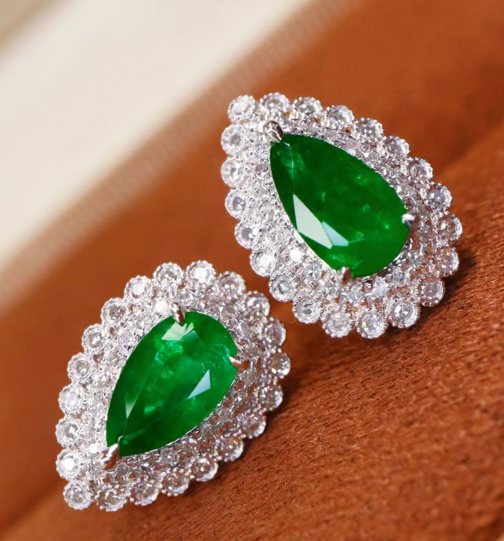 14k Gold 1.26 Ctw Vivid Green Natural Emerald & Diamond Earrings: Ref:231034393 // gold content:14k gold // main gemstone:emerald // shape:pear // carat weight:1. 00ct // color:vivid green // treatment:natural // // adjacent gemstone 2 : diamond // shape:round // ca