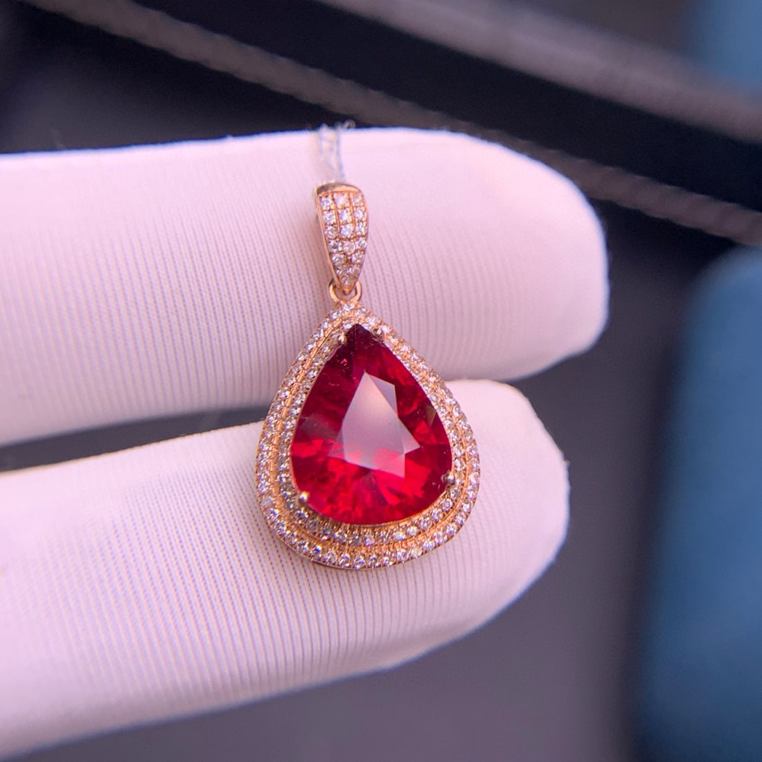 14k Gold 3.6 Ct Natural Tourmaline & Diamond Pendant( Without Chain ): Ref:231034409 // gold content:14k gold // main gemstone:tourmaline // shape:pear // carat weight:3. 6ct // color:red // treatment:natural // // adjacent gemstone 2 : diamond // shape:round // clarity 