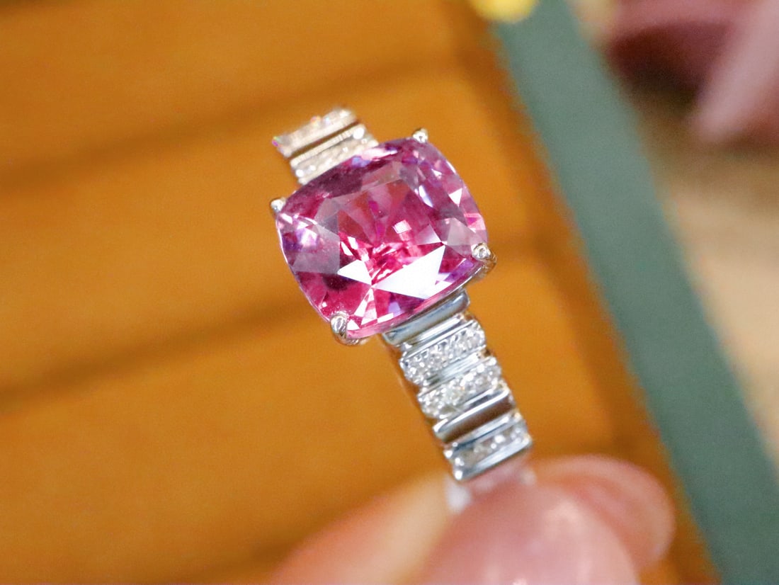 14k Gold 2.10 Ctw Natural Padparadscha Sapphire & Diamond Ring - 2