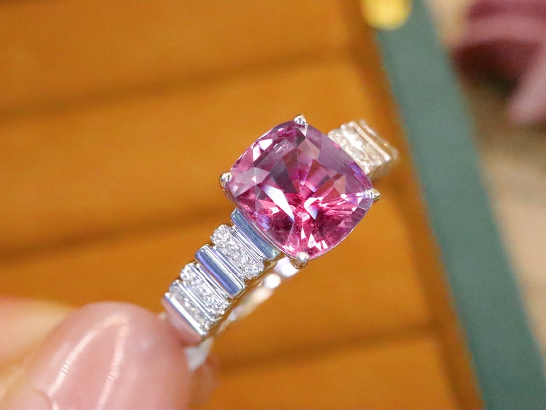 14k Gold 2.10 Ctw Natural Padparadscha Sapphire & Diamond Ring - 3