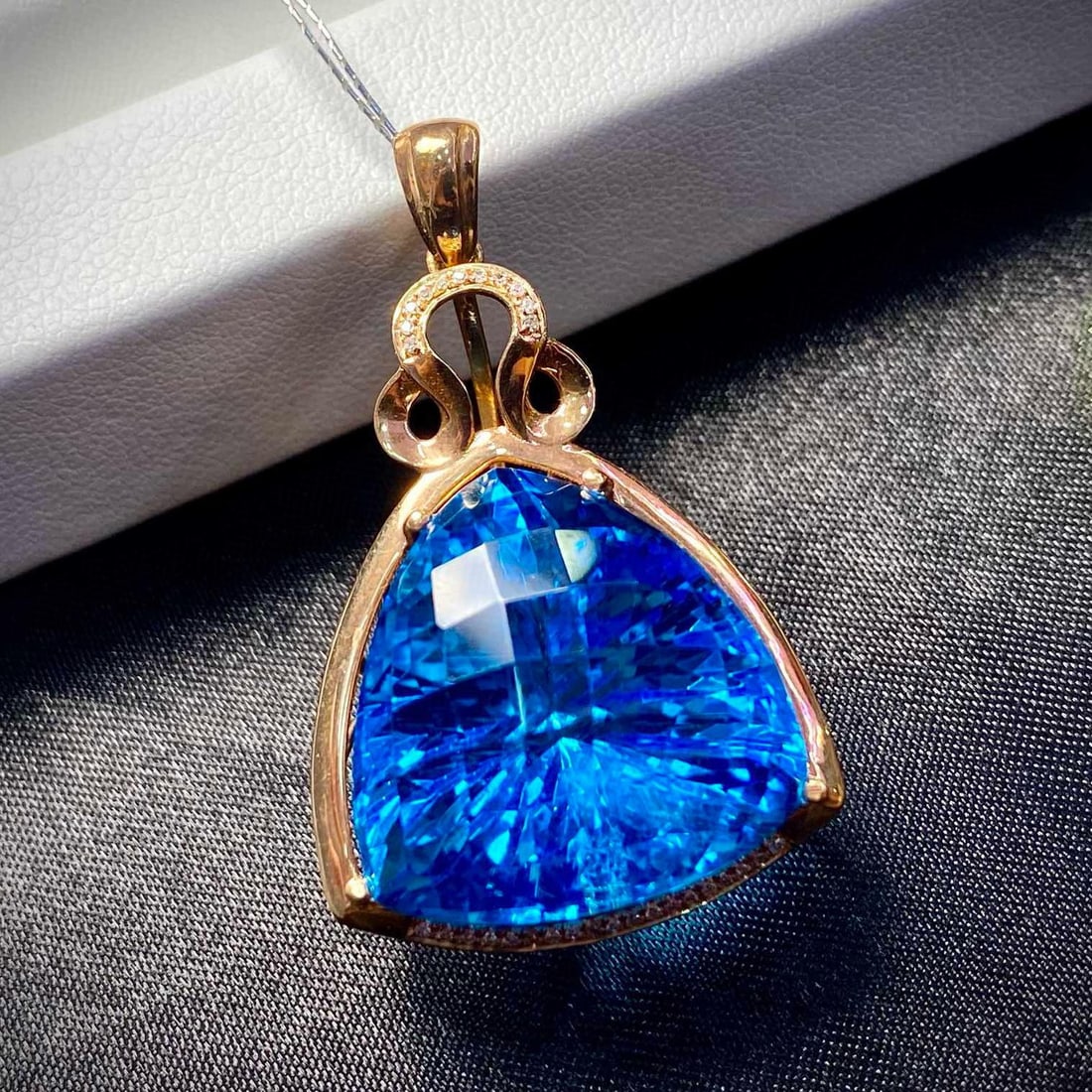 14k Gold 32.60 Ct Natural Topaz & Diamond Pendant( Without Chain ): Ref:231035031 // gold content:14k gold // main gemstone:topaz // shape:triangle // carat weight:32. 60ct // color:blue // treatment:natural // // adjacent gemstone 2 : diamond // number of stones:30