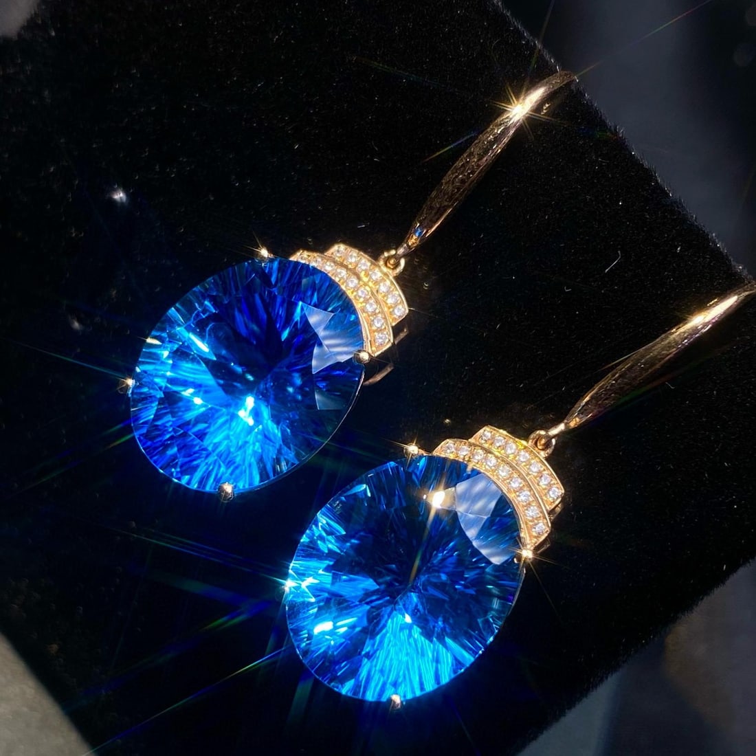 14k Gold 21.81 Ct Natural Topaz & Diamond Earrings: Ref:231035033 // gold content:14k gold // main gemstone:topaz // shape:oval // carat weight:21. 81ct // color:blue // treatment:natural // // adjacent gemstone 2 : diamond // number of stones:32 // sh