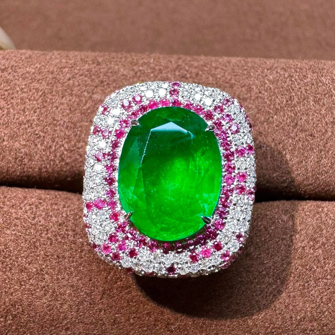 14k Gold 4.8 Ct Natural Emerald & Diamond Ring: Ref:231035037 // gold content:14k gold // ring size:7. 25us // // main gemstone:emerald // shape:oval // carat weight:4. 8ct // color:green // treatment:natural // // adjacent gemstone 2 : diamond //