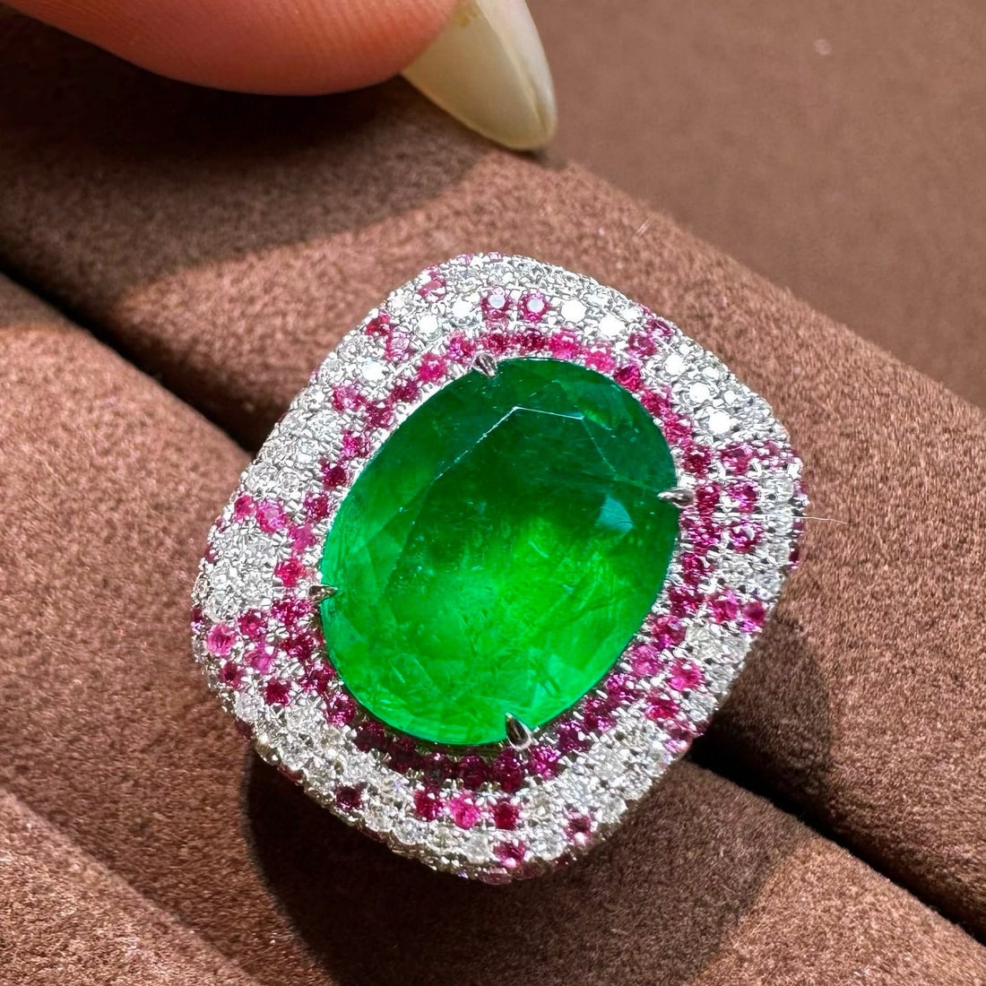 14k Gold 4.8 Ct Natural Emerald & Diamond Ring - 2