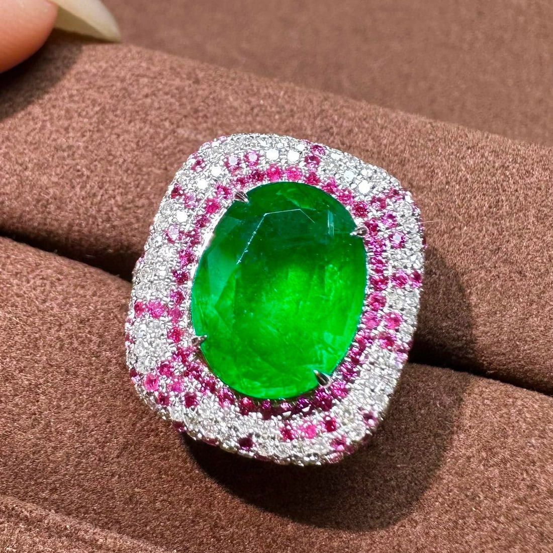 14k Gold 4.8 Ct Natural Emerald & Diamond Ring - 6