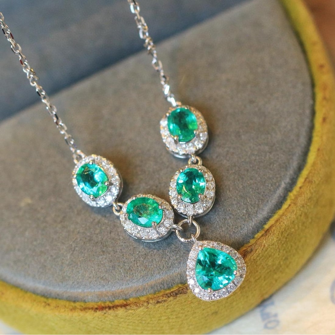 14k Gold 1.56 Ctw Natural Emerald & Diamond Necklace - 3