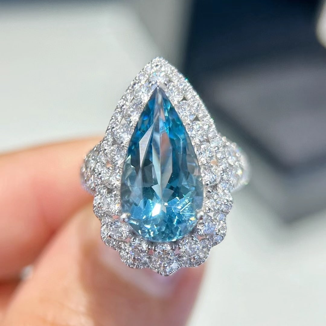 14k Gold 5.78 Ctw Natural Aquamarine & Diamond Ring: Ref:231035071 // gold content:14k gold // ring size:7. 25us // // main gemstone:aquamarine // shape:pear // carat weight:4. 25ct // color:santa maria color // treatment:natural // // adjacent gemstone