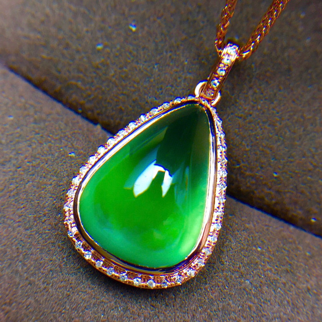 14k Gold 9.6 Ct Natural Prehnite & Diamond Pendant( Without Chain ): Ref:231035080 // gold content:14k gold // main gemstone:prehnite // shape:pear // carat weight:9. 6ct // color:green // treatment:natural // // adjacent gemstone 2 : diamond // shape:round // clarity