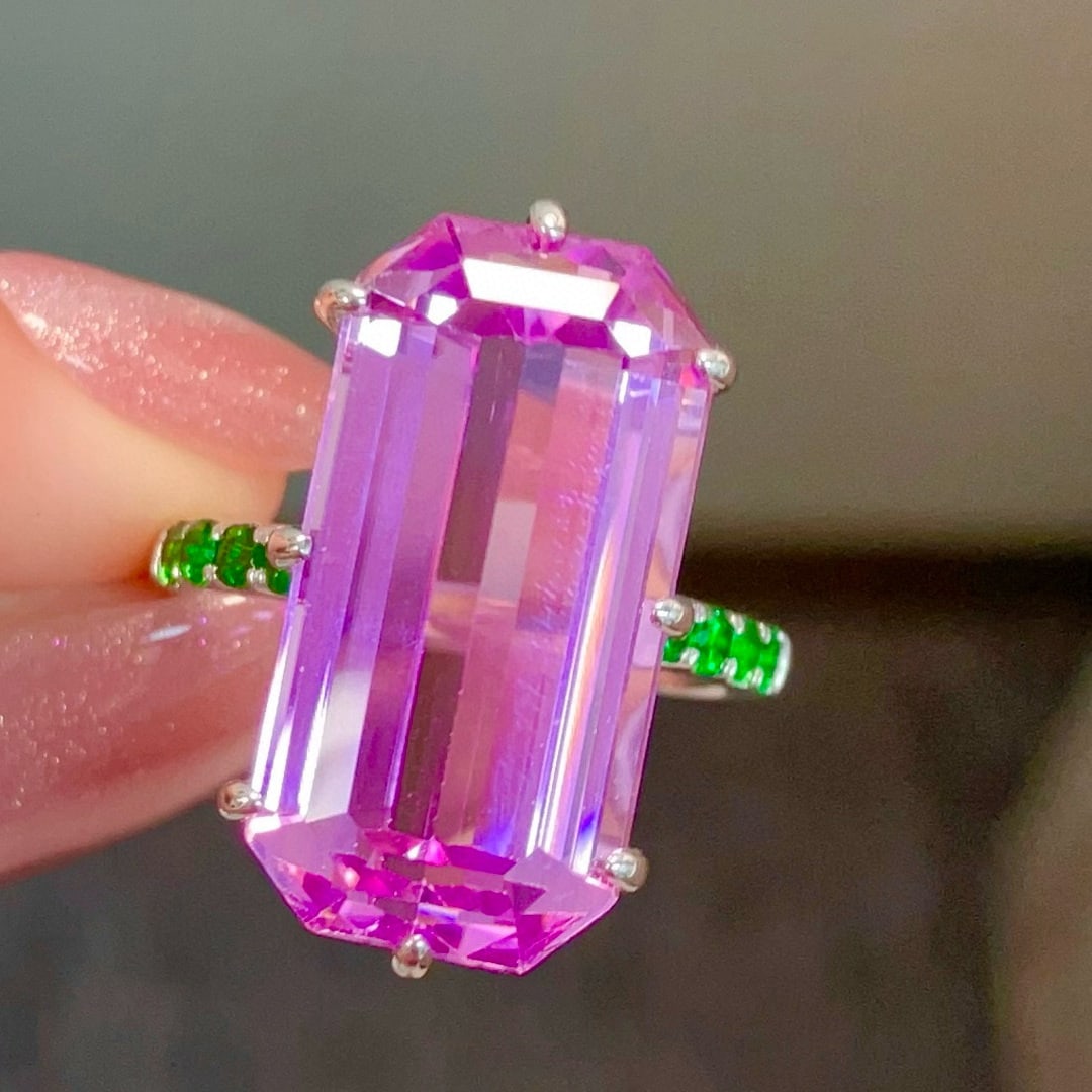 14k Gold 17.11 Ctw Natural Kunzite & Tsavorite Ring: Ref:231035083 // gold content:14k gold // ring size:7. 25us // // main gemstone:kunzite // shape:octagonal // carat weight:16. 71ct // color:purple // treatment:natural // // adjacent gemstone 2 :
