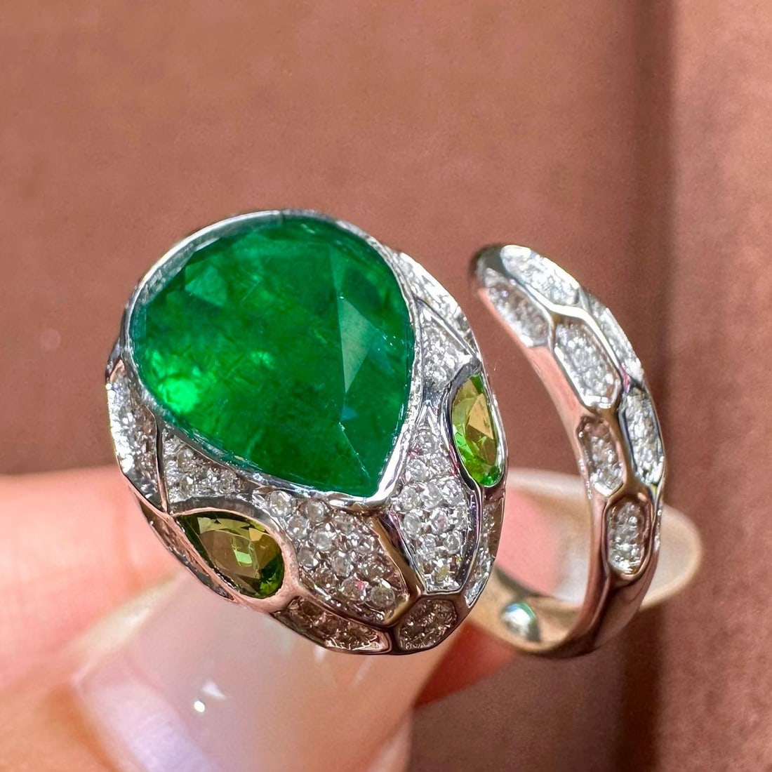 14k Gold 3.63 Ct Natural Emerald & Diamond Ring: Ref:231035094 // gold content:14k gold // ring size:7. 25us // // main gemstone:emerald // shape:pear // carat weight:3. 63ct // color:green // treatment:natural // // adjacent gemstone 2 : diamond //