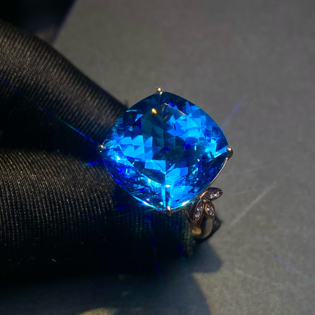 14k Gold 19.15 Ct Natural Topaz & Diamond Ring: Ref:231035105 // gold content:14k gold // ring size:7. 25us // // main gemstone:topaz // shape:cushion // carat weight:19. 15ct // color:blue // treatment:natural // // adjacent gemstone 2 : diamond