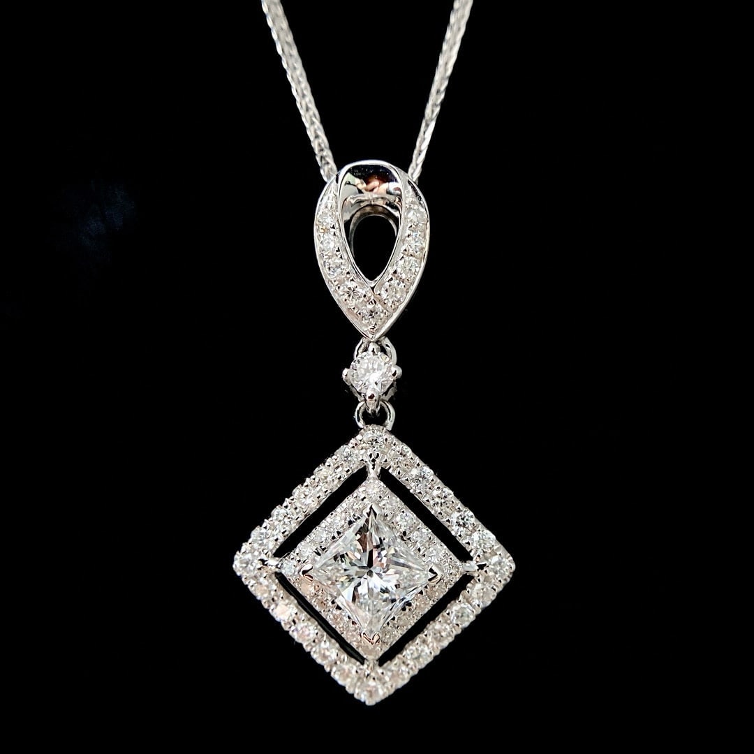 14k Gold 0.36 Ct Natural H Diamond Necklace: Ref:231035114 // gold content:14k gold // main gemstone:diamond // shape:princess // carat weight:0. 36ct // clarity grade:vs-si // color:h // treatment:natural // // adjacent gemstone 2 : diamond //