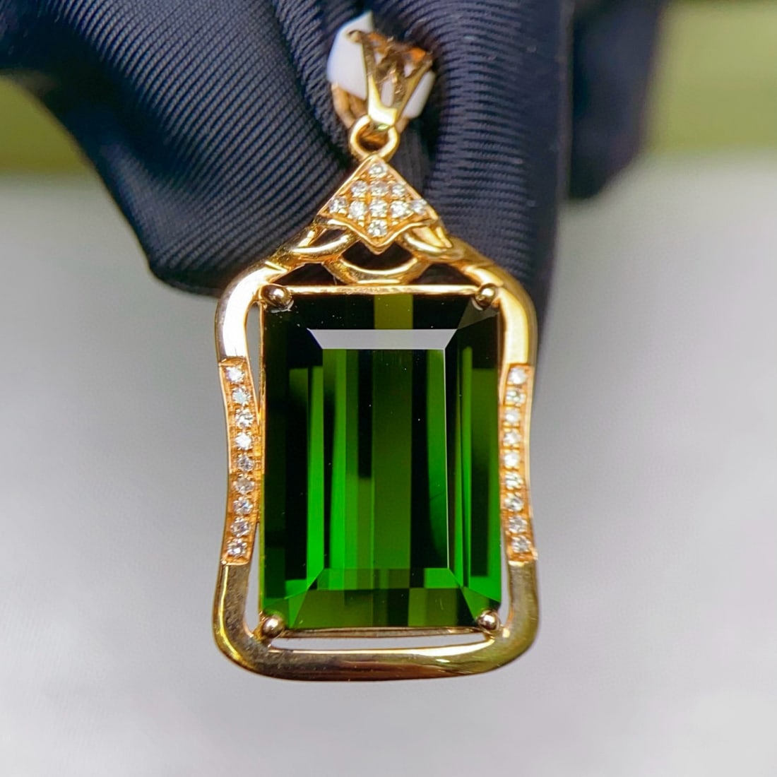 14k Gold 8.28 Ctw Natural Tourmaline & Diamond Pendant( Without Chain ): Ref:231035162 // gold content:14k gold // main gemstone:tourmaline // shape:octagonal // carat weight:8. 2ct // color:green // treatment:natural // // adjacent gemstone 2 : diamond // number of