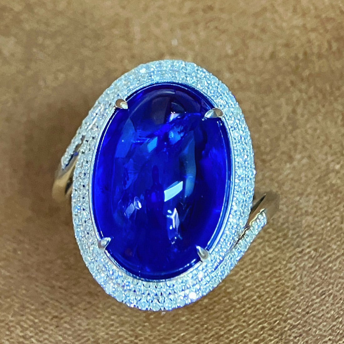 14k Gold 11.78 Ctw Natural Tanzanite & Diamond Ring: Ref:231035168 // gold content:14k gold // ring size:7. 25us // // main gemstone:tanzanite // shape:oval // carat weight:11. 4ct // color:blue // treatment:natural // // adjacent gemstone 2 : diamond