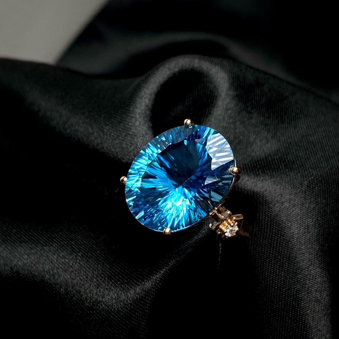 14k Gold 18.55 Ct Natural Topaz & Diamond Ring - 2