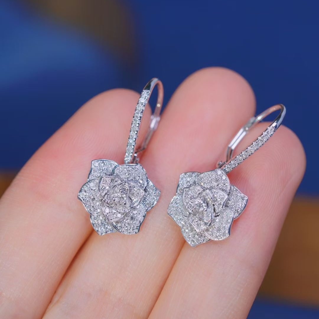 14k Gold 0.8 Ct Natural H Diamond & Flowers Earrings: Ref:231035179 // gold content:14k gold // main gemstone:diamond // shape:round // carat weight:0. 8ct // clarity grade:vs-si // color:h // treatment:natural // cut grade:g // Low Estimate: 2600