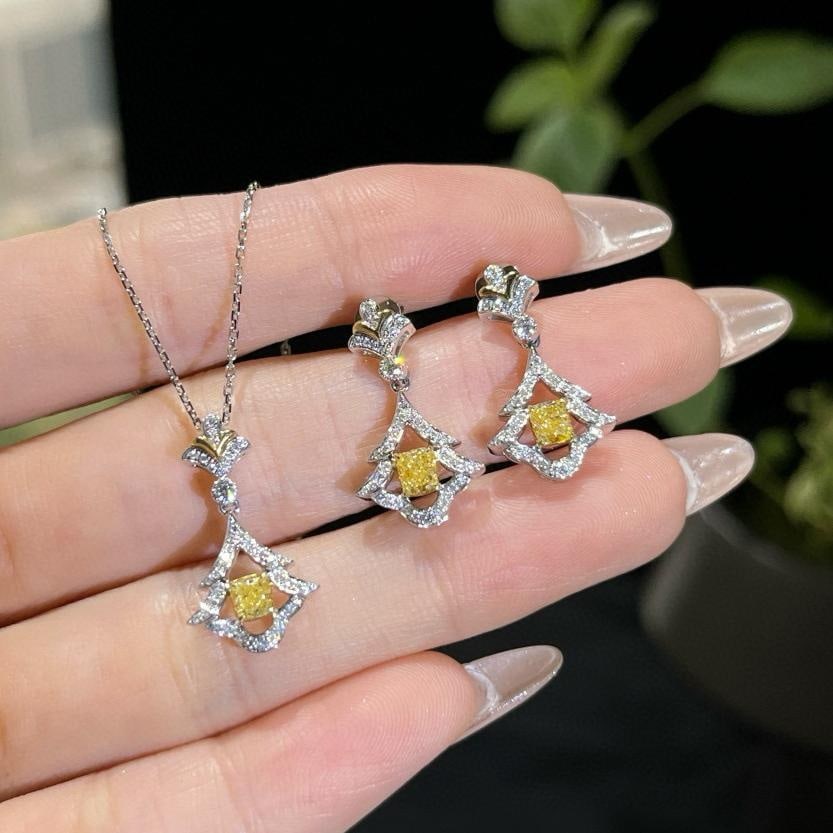 14k Gold 0.33 Ctw Natural Yellow Diamond & Diamond Jewelry Set: Ref:231035181 // gold content:14k gold // necklace // main gemstone:yellow diamond // shape:cushion // carat weight:0. 22ct // color:yellow // treatment:natural // // adjacent gemstone 2 : diamond //