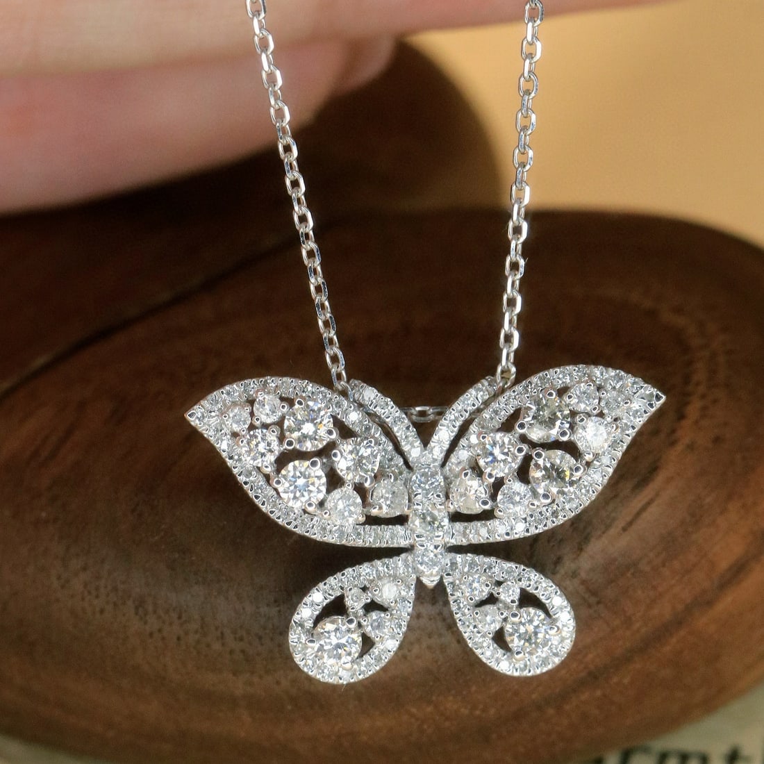 14k Gold 0.88 Ct Natural H Diamond & Butterfly Necklace: Ref:231035182 // gold content:14k gold // main gemstone:diamond // shape:round // carat weight:0. 88ct // clarity grade:vs-si // color:h // treatment:natural // cut grade:g // High Estimate: 5300 Low