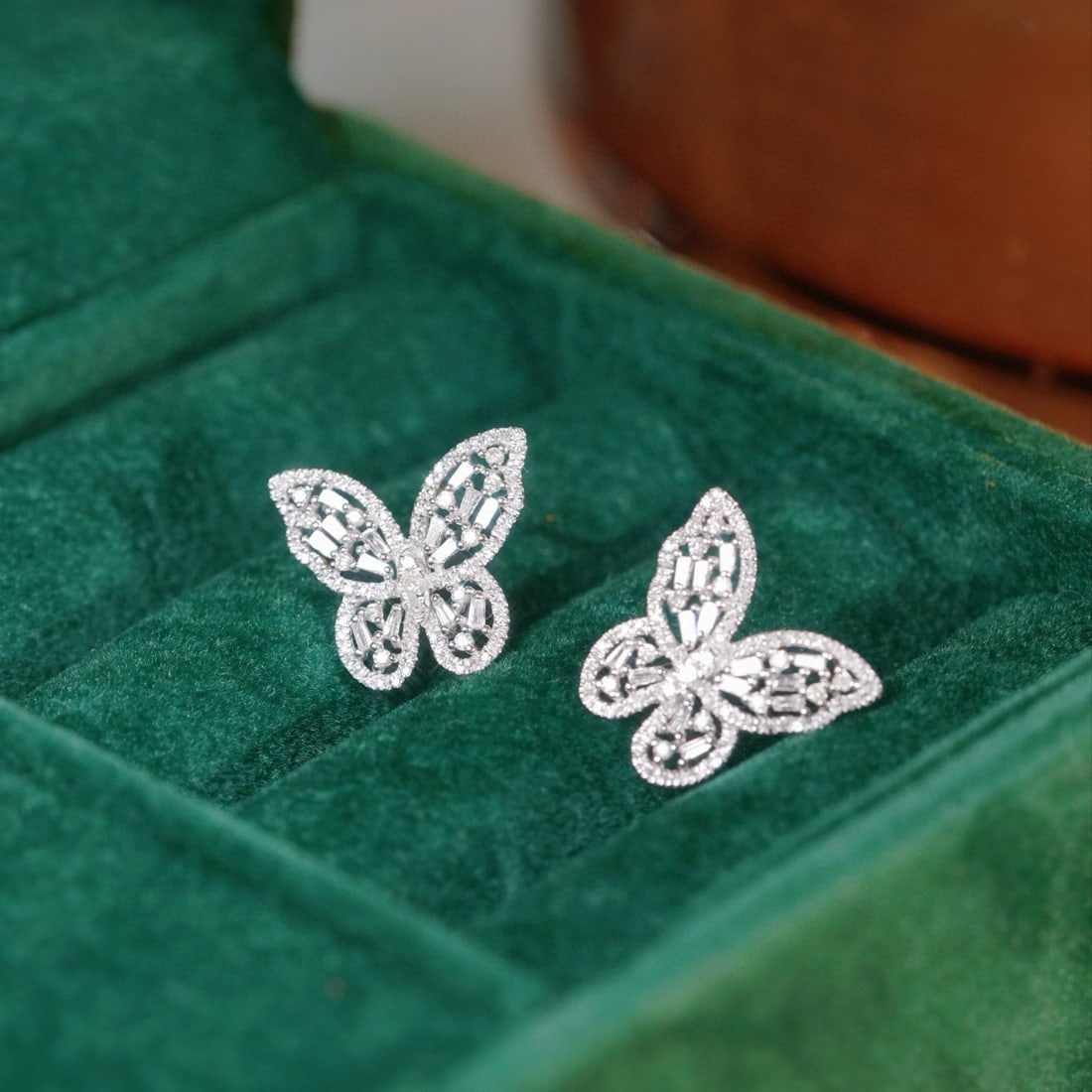 14k Gold 0.70 Ct Natural H Diamond & Butterfly Earrings: Ref:231035187 // gold content:14k gold // main gemstone:diamond // shape:multiply // carat weight:0. 70ct // clarity grade:vs-si // color:h // treatment:natural // High Estimate: 3100 Low Estimate: