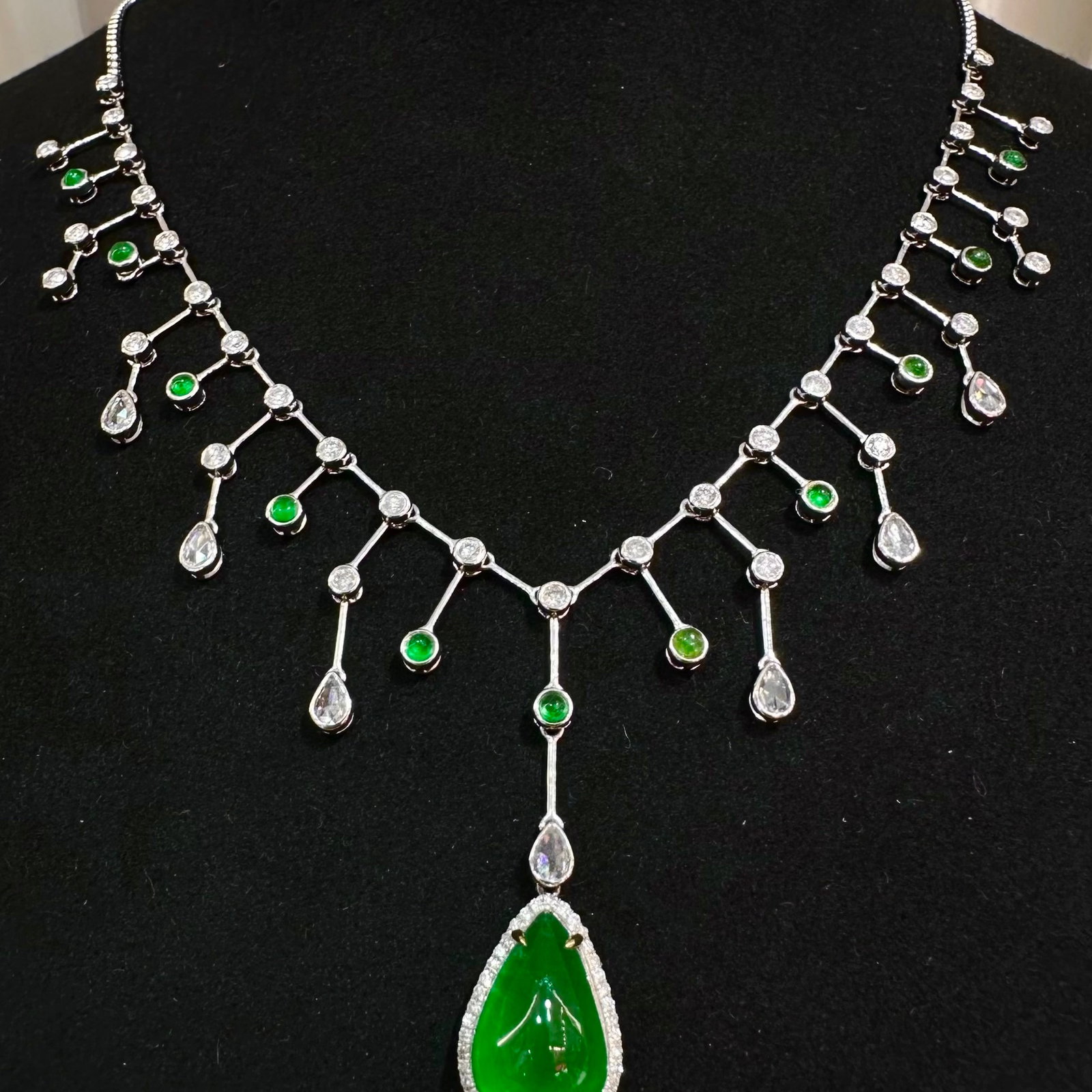 14k Gold 5.53 Ct Vivid Green Natural Emerald & Diamond Necklace: Ref:231035190 // gold content:14k gold // main gemstone:emerald // shape:pear // carat weight:5. 53ct // color:vivid green // treatment:natural // // adjacent gemstone 2 : diamond // shape:multiply