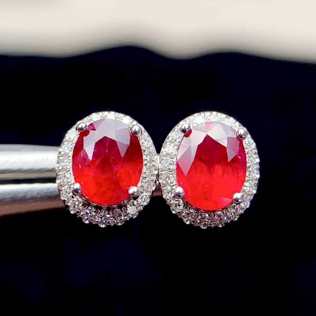 14k Gold 1.15 Ct Natural Ruby & Diamond Earrings: Ref:231035197 // gold content:14k gold // main gemstone:ruby // shape:oval // carat weight:1. 15ct // color:red // treatment:natural // // adjacent gemstone 2 : diamond // shape:round // clarity