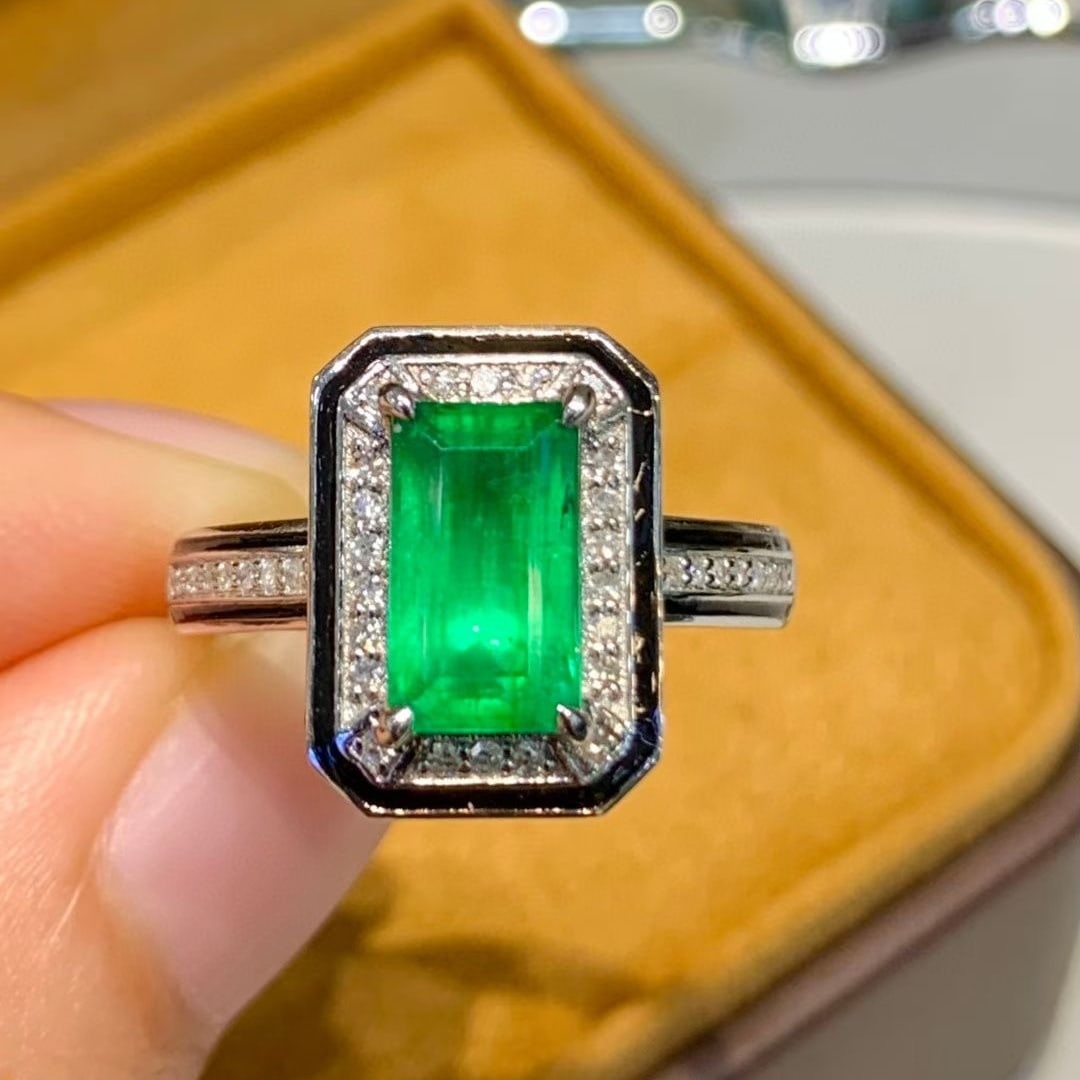 14k Gold 1.7 Ct Vivid Green Natural Emerald & Diamond Ring: Ref:231035202 // gold content:14k gold // ring size:7. 25us // // main gemstone:emerald // shape:octagonal // carat weight:1. 7ct // color:vivid green // treatment:natural // // adjacent gemstone 2 :