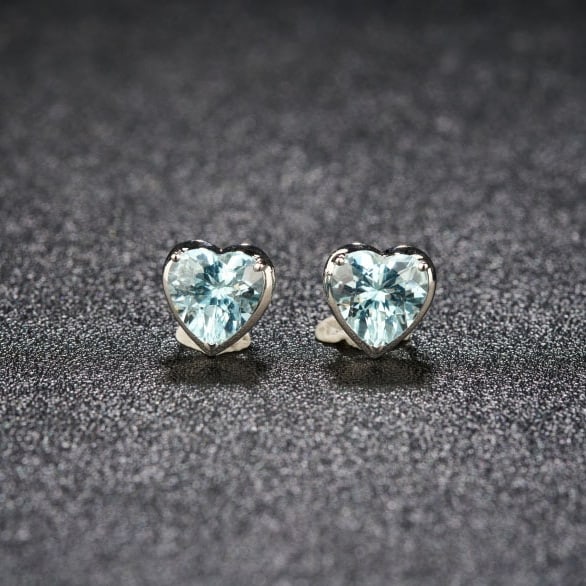 14k Gold 2.33 Ct Natural Aquamarine Earrings: Ref:231035217 // gold content:14k gold // main gemstone:aquamarine // shape:heart // carat weight:2. 33ct // color:blue // treatment:natural // High Estimate: 2100 Low Estimate: 1400 Condition: New