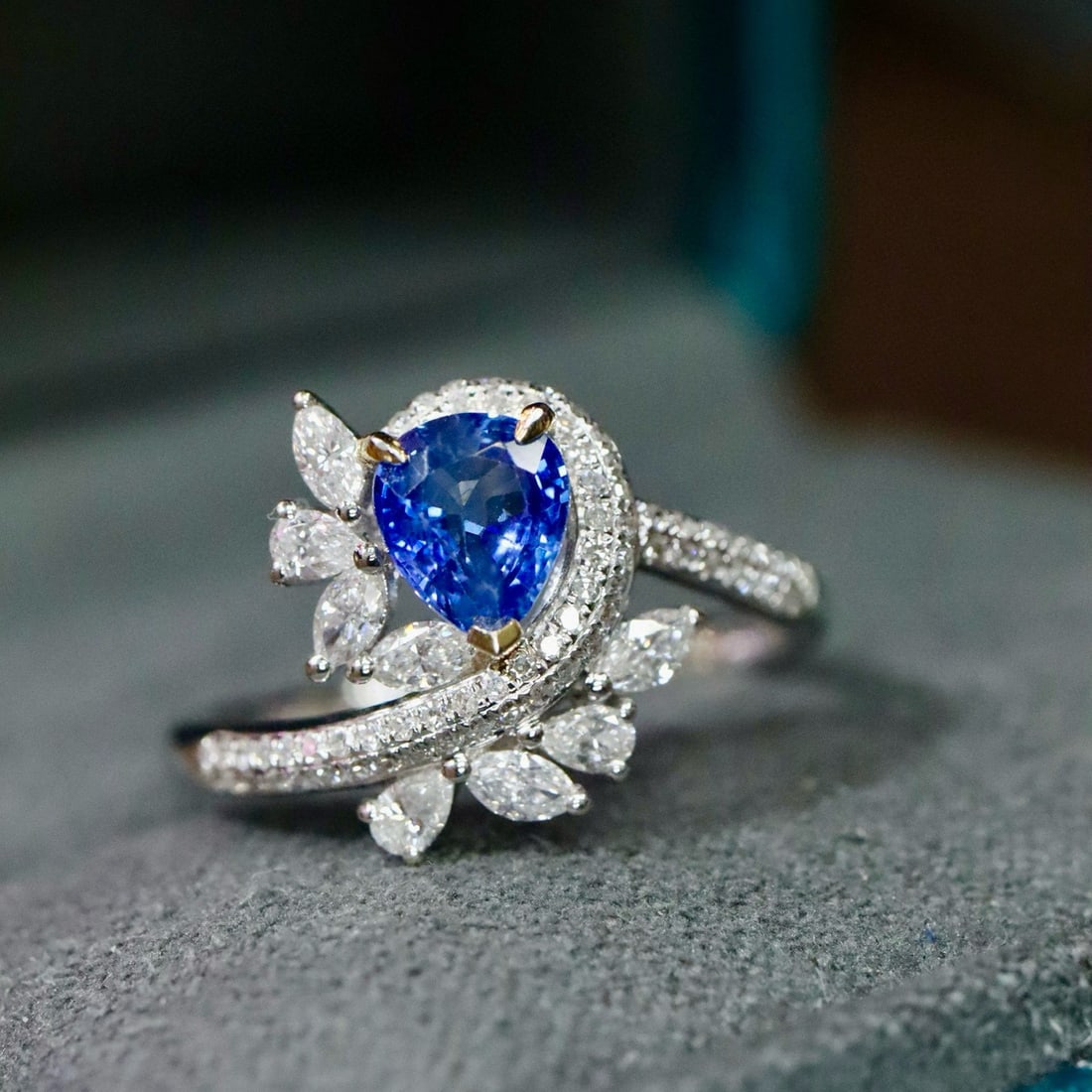 14k Gold 1.29 Ctw Natural Sapphire & Diamond Ring: Ref:231035260 // gold content:14k gold // ring size:7. 25us // // main gemstone:sapphire // shape:pear // carat weight:0. 75ct // color:blue // treatment:natural // // adjacent gemstone 2 : diamond