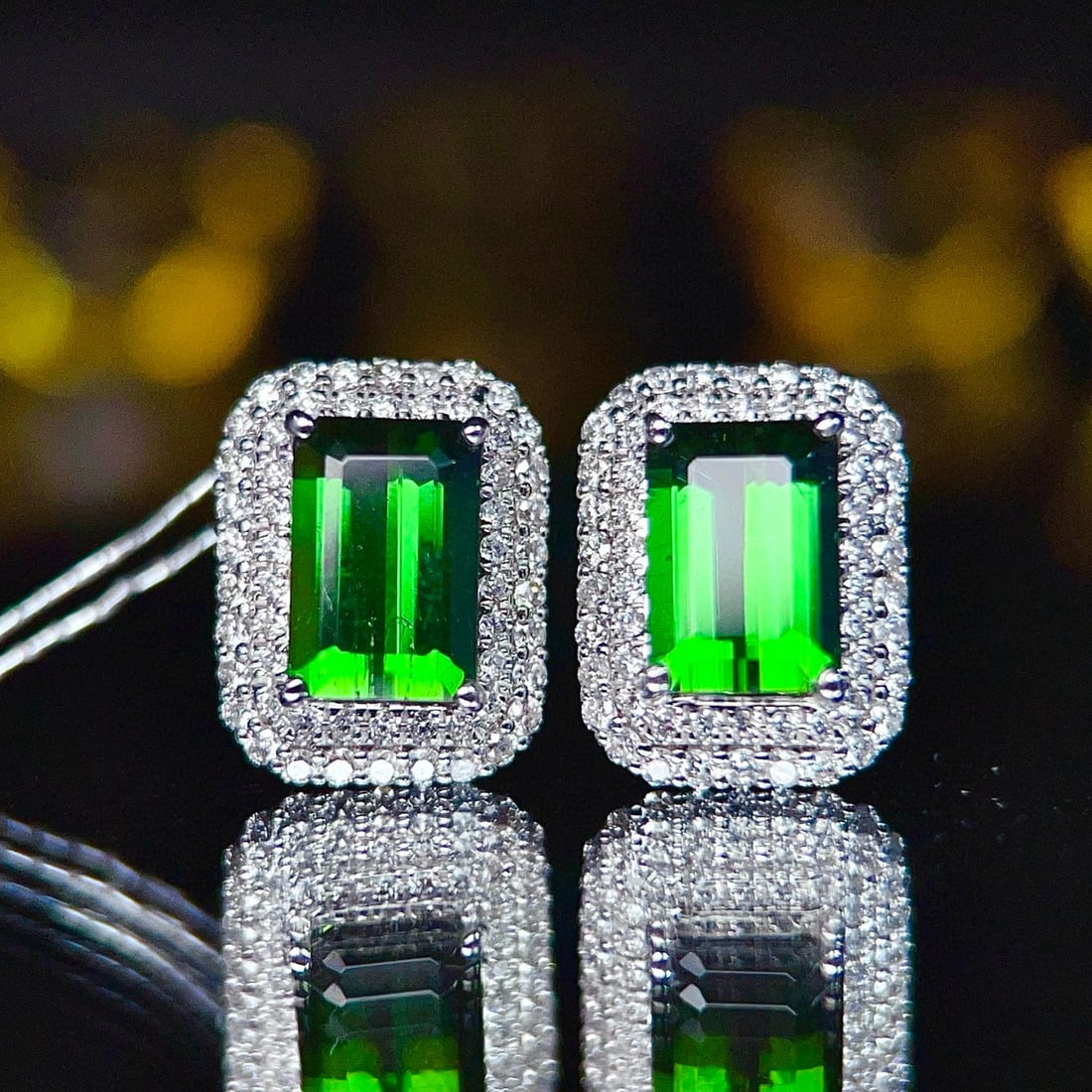14k Gold 2.01 Ct Natural Tourmaline & Diamond Earrings: Ref:231036032 // gold content:14k gold // main gemstone:tourmaline // shape:octagonal // carat weight:2. 01ct // color:green // treatment:natural // // adjacent gemstone 2 : diamond // number of