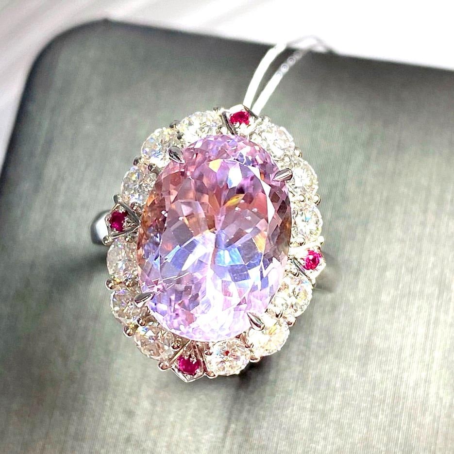 14k Gold 8.6 Ctw Natural Kunzite & Moissanite Ring: Ref:231036039 // gold content:14k gold // ring size:7. 25us // // main gemstone:kunzite // shape:oval // carat weight:7. 4ct // color:purple // treatment:natural // // adjacent gemstone 2 :