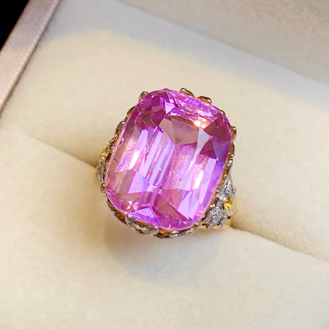 14k Gold 20.45 Ct Natural Kunzite & Diamond Ring: Ref:231036040 // gold content:14k gold // ring size:7. 25us // // main gemstone:kunzite // shape:cushion // carat weight:20. 45ct // color:purple // treatment:natural // // adjacent gemstone 2 :