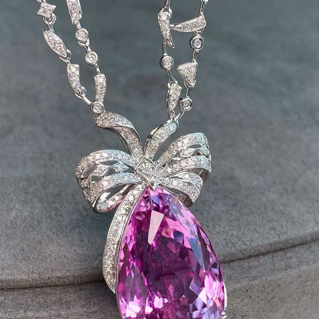 14k Gold 27.19 Ctw Natural Kunzite & Diamond Necklace: Ref:231036042 // gold content:14k gold // main gemstone:kunzite // shape:pear // carat weight:26. 70ct // color:purple // treatment:natural // // adjacent gemstone 2 : diamond // shape:round // carat