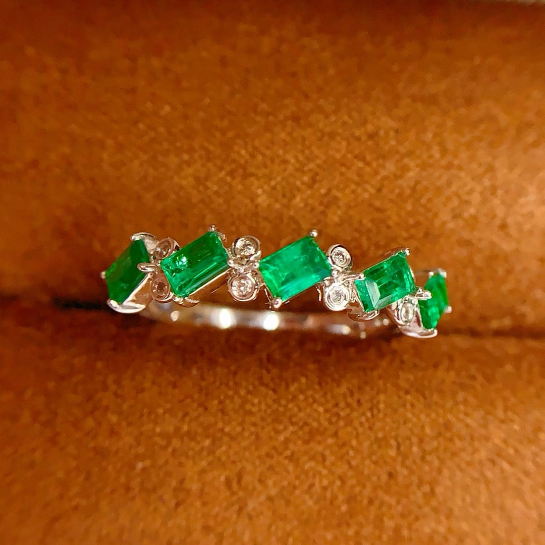14k Gold 1.2 Ct Vivid Green Natural Emerald & Diamond Ring: Ref:231036053 // gold content:14k gold // ring size:7. 25us // // main gemstone:emerald // shape:rectangle // carat weight:1. 2ct // color:vivid green // treatment:natural // // adjacent gemstone 2 :
