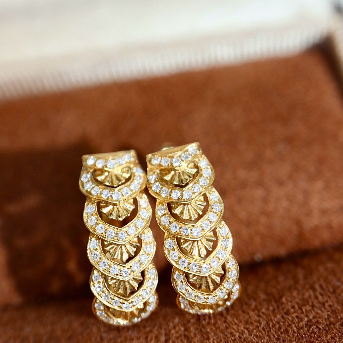 14k Gold 0.23 Ct Natural H Diamond Earrings: Ref:231036075 // gold content:14k gold // main gemstone:diamond // shape:round // carat weight:0. 23ct // clarity grade:vs-si // color:h // treatment:natural // cut grade:g // High Estimate: 4300
