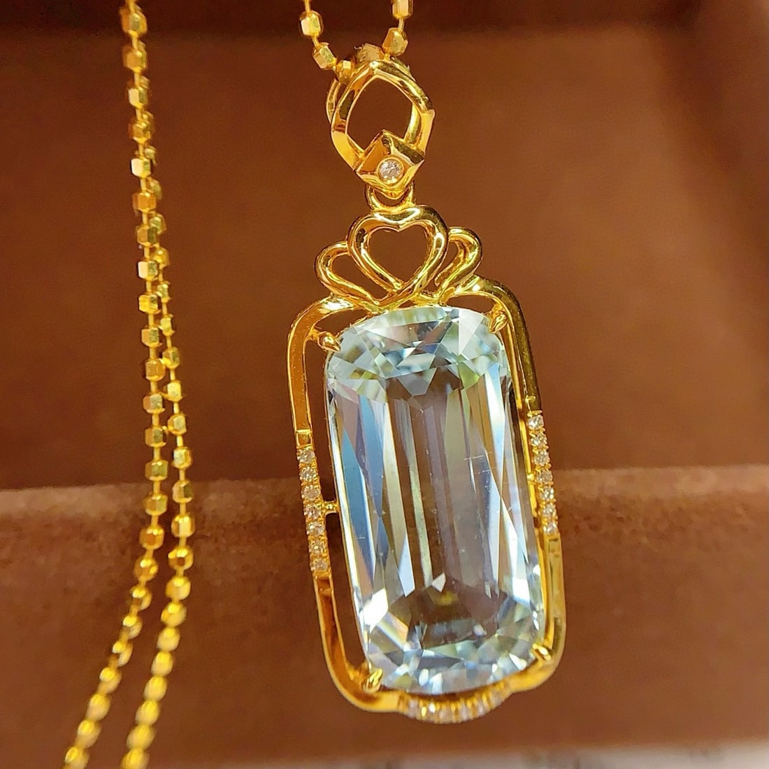 14k Gold 8.6 Ct Natural Aquamarine & Diamond Pendant( Without Chain ): Ref:231036091 // gold content:14k gold // main gemstone:aquamarine // shape:cushion // carat weight:8. 6ct // color:blue // treatment:natural // // adjacent gemstone 2 : diamond // number of