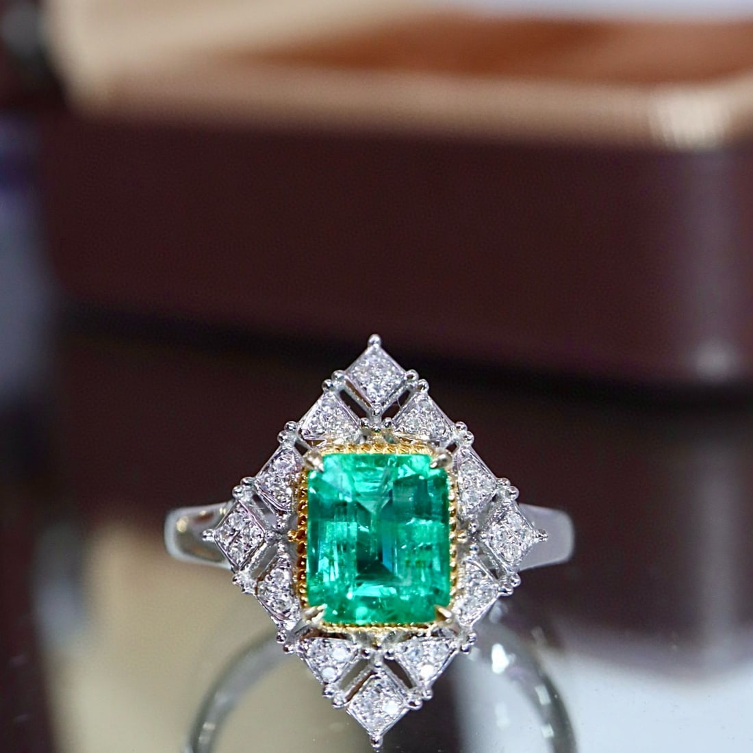 14k Gold 1.66 Ctw Vivid Green Natural Emerald & Diamond Ring: Ref:231036101 // gold content:14k gold // ring size:7. 25us // // main gemstone:emerald // shape:octagonal // carat weight:1. 50ct // color:vivid green // treatment:natural // // adjacent gemstone 2 :