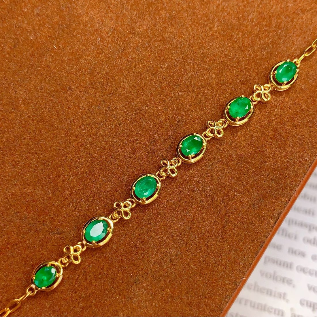 14k Gold 2 Ct Vivid Green Natural Emerald Bracelet: Ref:231036102 // gold content:14k gold // main gemstone:emerald // shape:oval // carat weight:2ct // color:vivid green // treatment:natural // High Estimate: 6300 Condition: New Low Estimate: 4200