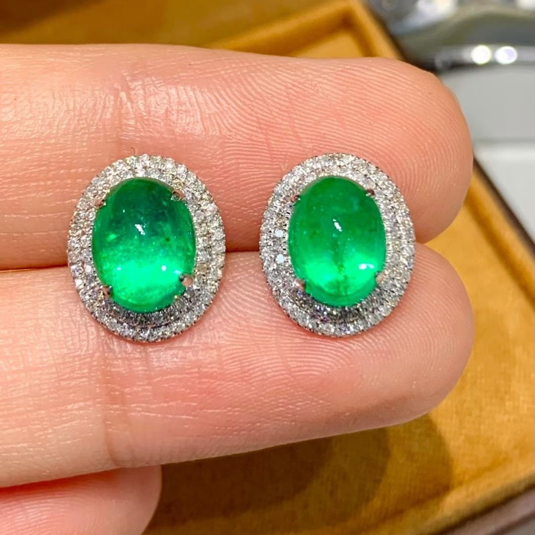 14k Gold 3.3 Ct Natural Emerald & Diamond Earrings: Ref:231036104 // gold content:14k gold // main gemstone:emerald // shape:oval // carat weight:3. 3ct // color:green // treatment:natural // // adjacent gemstone 2 : diamond // shape:round // clarity