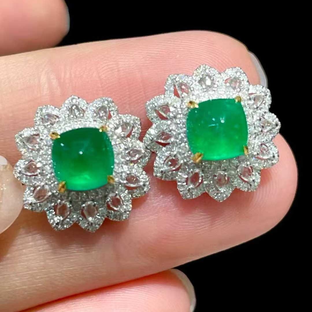 14k Gold 2.5 Ct Vivid Green Natural Emerald & Diamond & Sapphire Earrings: Ref:231036109 // gold content:14k gold // main gemstone:emerald // shape:suger-loaf // carat weight:2. 5ct // color:vivid green // treatment:natural // // adjacent gemstone 2 : diamond // shape:round 