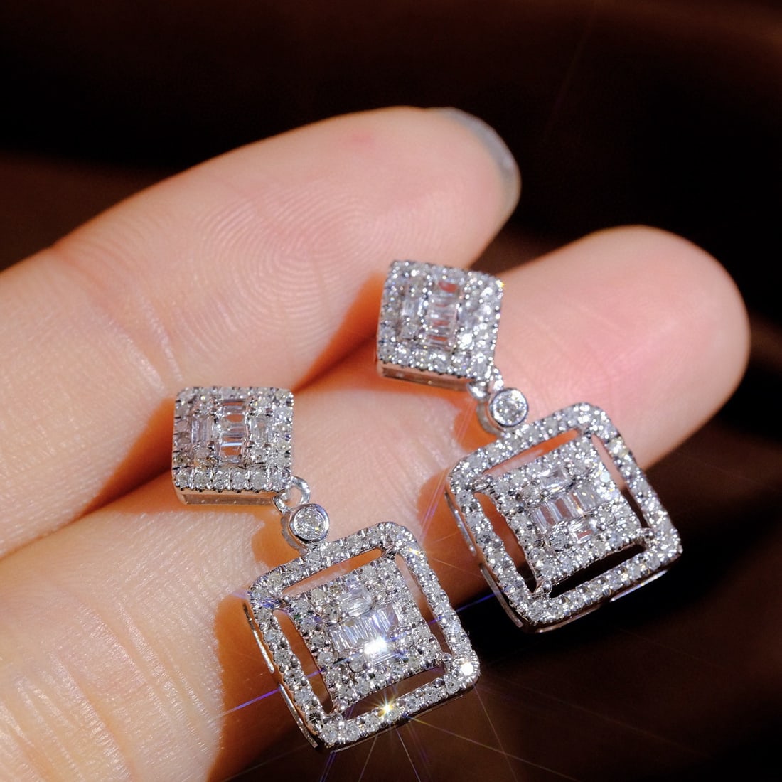 14k Gold 1.3 Ct Natural H Diamond Earrings: Ref:231036130 // gold content:14k gold // main gemstone:diamond // shape:multiply // carat weight:1. 3ct // clarity grade:vs-si // color:h // treatment:natural // High Estimate: 5300 Low Estimate: