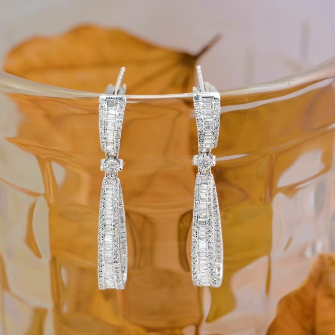14k Gold 1.8 Ct Natural H Diamond Earrings: Ref:231036182 // gold content:14k gold // main gemstone:diamond // shape:multiply // carat weight:1. 8ct // clarity grade:vs-si // color:h // treatment:natural // Low Estimate: 5500 Condition: New