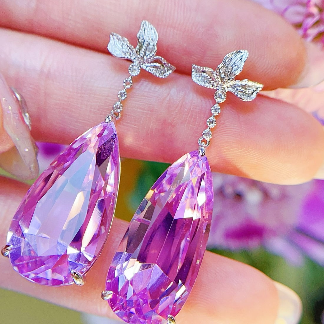 14k Gold 43.3 Ct Natural Kunzite & Diamond Earrings: Ref:231036186 // gold content:14k gold // main gemstone:kunzite // shape:pear // carat weight:43. 3ct // color:purple // treatment:natural // // adjacent gemstone 2 : diamond // shape:round //