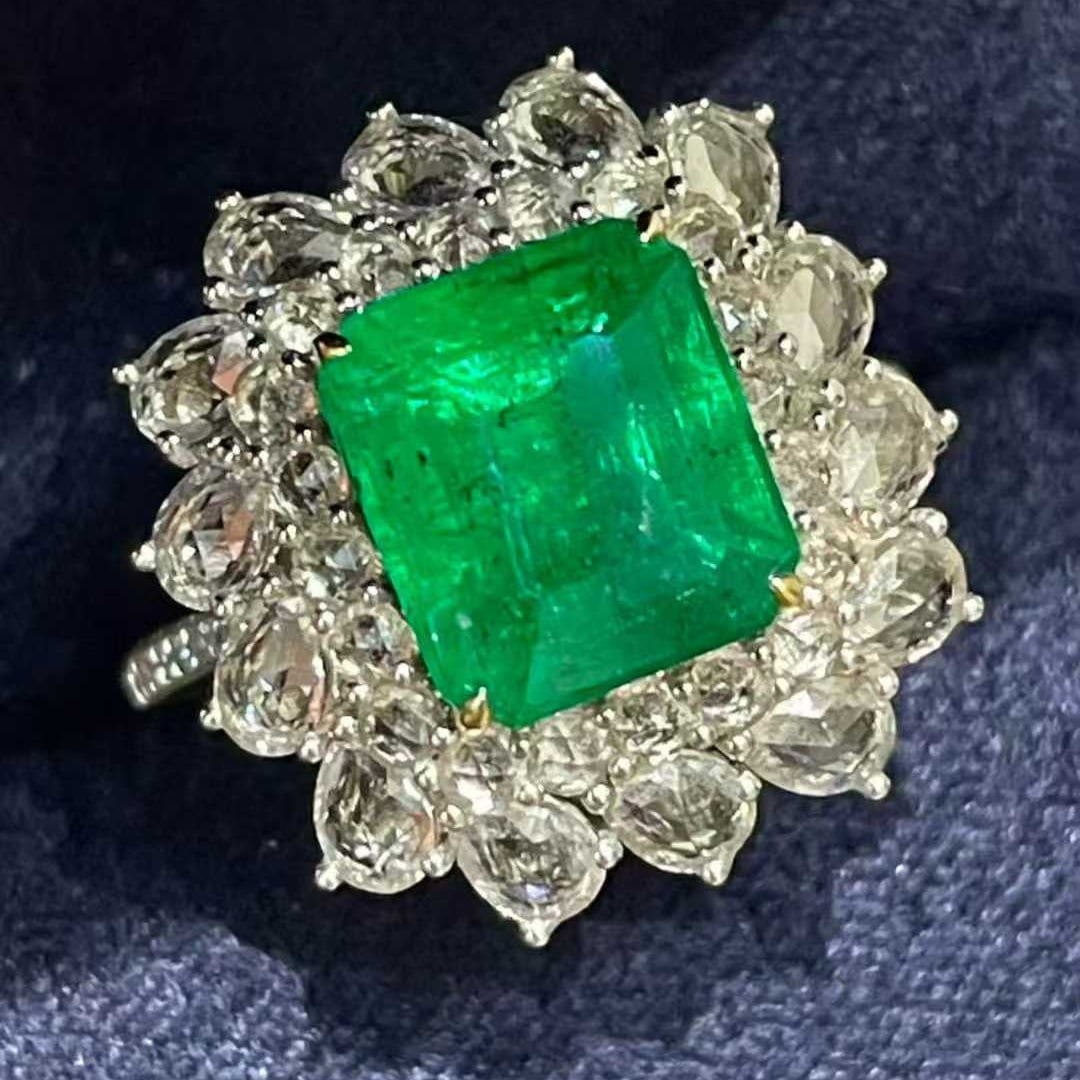 14k Gold 3 Ct Vivid Green Natural Emerald & Sapphire & Diamond Ring - 2