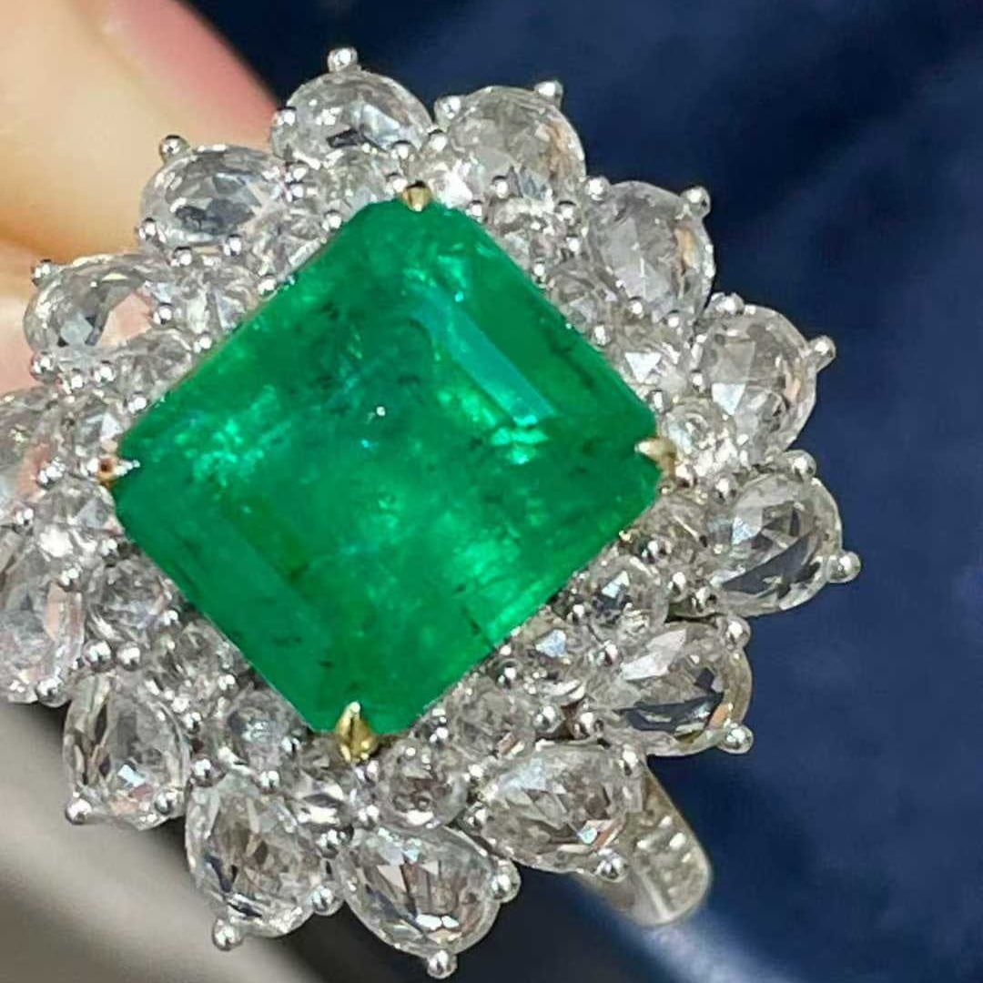 14k Gold 3 Ct Vivid Green Natural Emerald & Sapphire & Diamond Ring - 3